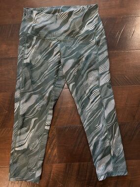Z  Zella cropped green white side pockets leggings M